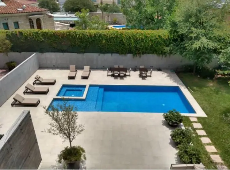 imagen que contiene una alberca con amacas que muestra el buen trabajo que se hace