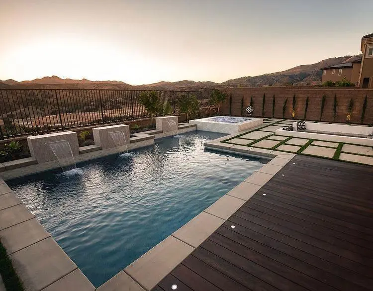 imagen de la alberca que se ve muy bonita con el atardecer