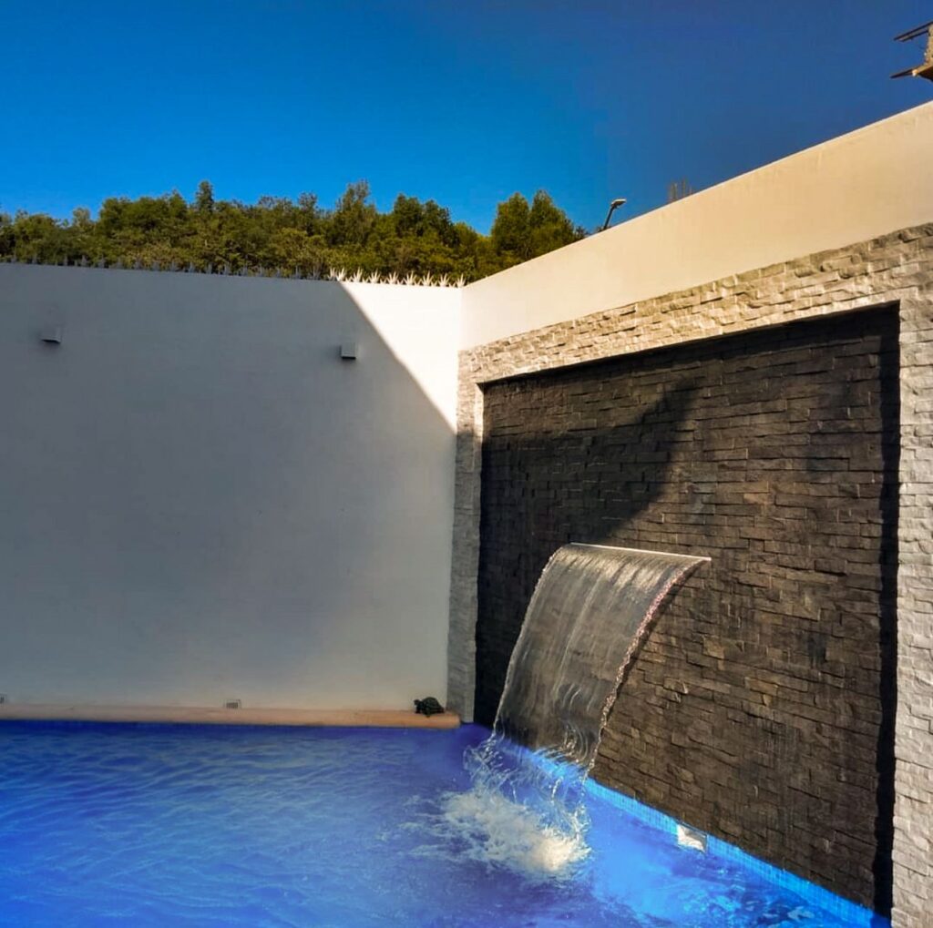 ablerca bonita con cascada incluida con un gran atardecer