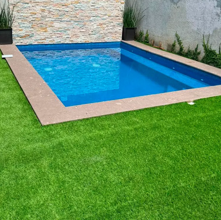 albercas con pasto cerde y un mural bonito