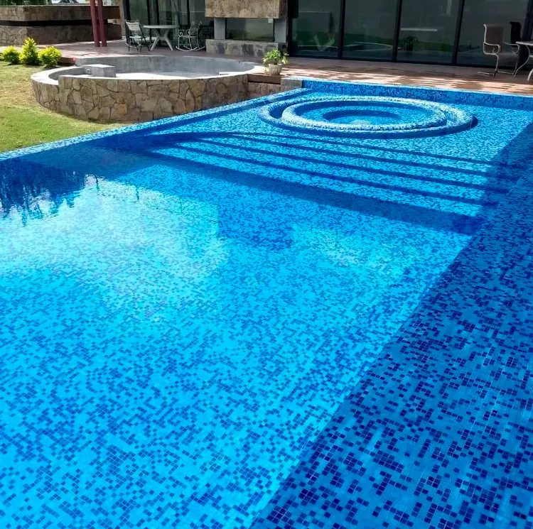 alberca con un cirulo en el medio